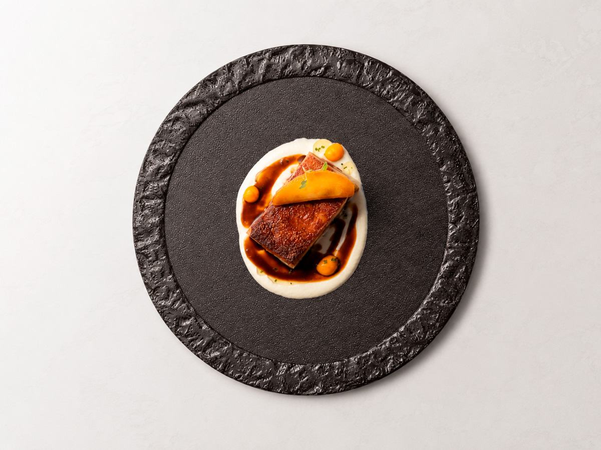 Postre servido sobre vajilla negra Ferro